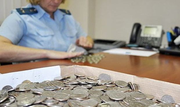 В Северодвинске должник принес судебным приставам два ящика с мелочью