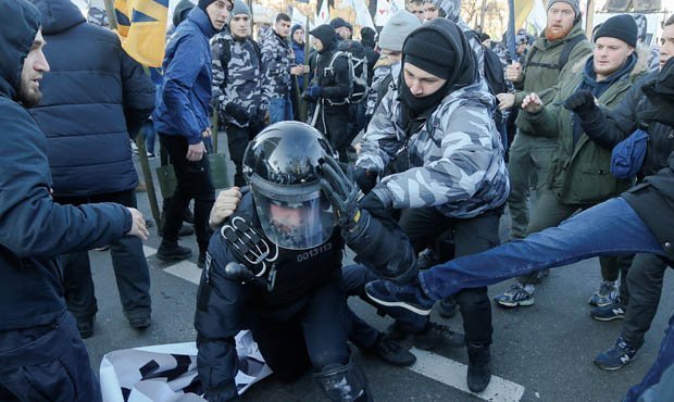 В Киеве произошли столкновения между полицией и противниками закона о продаже земли