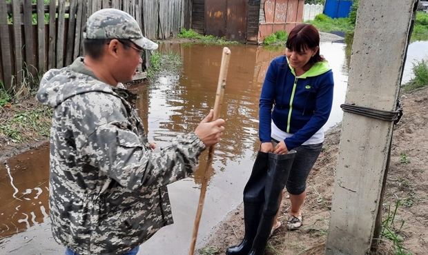 Мэр Кызыла подарил местной жительнице резиновые сапоги после ее жалобы на затопление участка