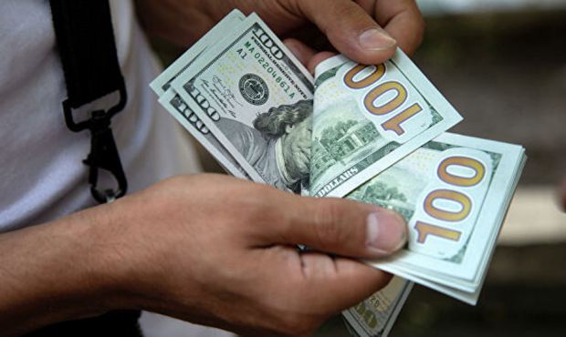 Россиянам запретили вывозить наличную валюту в размере более 10 тысяч долларов