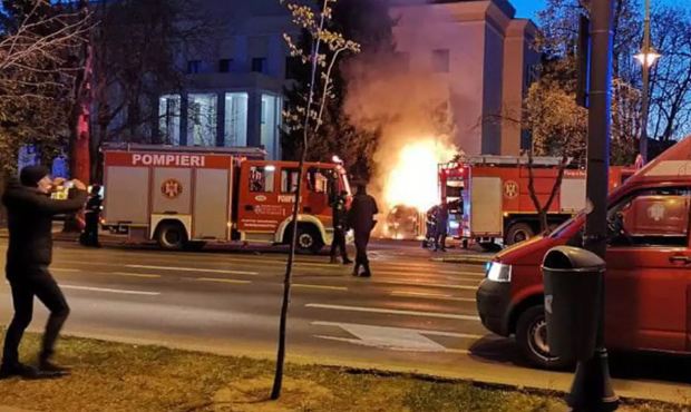 В Бухаресте осужденный за насилие над дочерью мужчина протаранил ворота посольства России