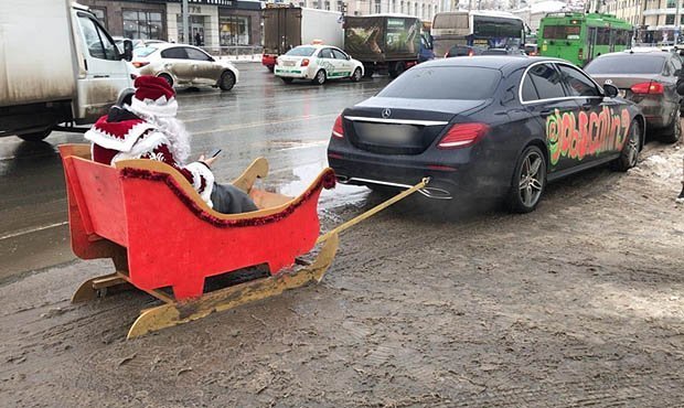 Казанские автоинспекторы выписали шесть протоколов о нарушении ПДД санями Деда Мороза