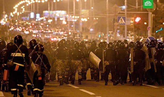 В Минске силовики открыли огонь по окнам жилых домов в ответ на крики «Позор!»