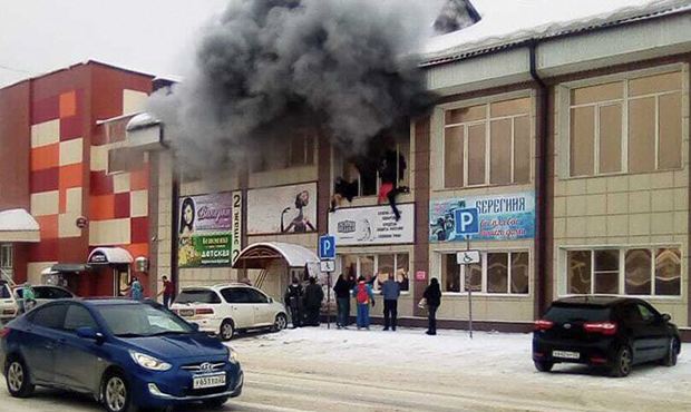 В Горно-Алтайске загорелся крупный торговый центр. Людям пришлось прыгать из окон