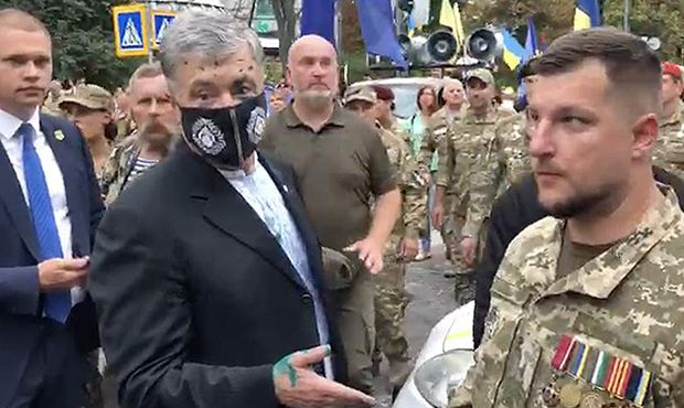 В центре Киева облили зеленкой бывшего президента Украины Петра Порошенко