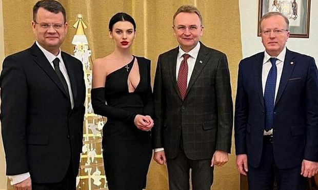 Замминистра образования Украины уволили из-за фотографии с помощницей в откровенном платье