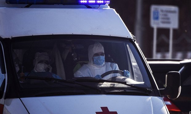 В Омске медики из-за нехватки мест в больницах привезли пациентов с COVID-19 к зданию Минздрава