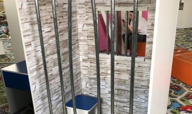 В Абакане в игровом центре для детей появилась тюремная камера
