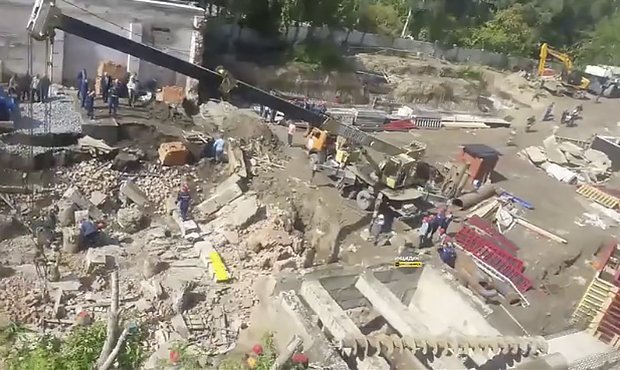 В Новосибирске при реконструкции обрушилась стена здания. Под завалами находятся люди