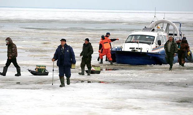 На юге Сахалинской области льдину с 300 рыбаками унесло в море
