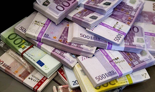 Биржевой курс евро на открытии торгов превысил отметку в 83 рубля