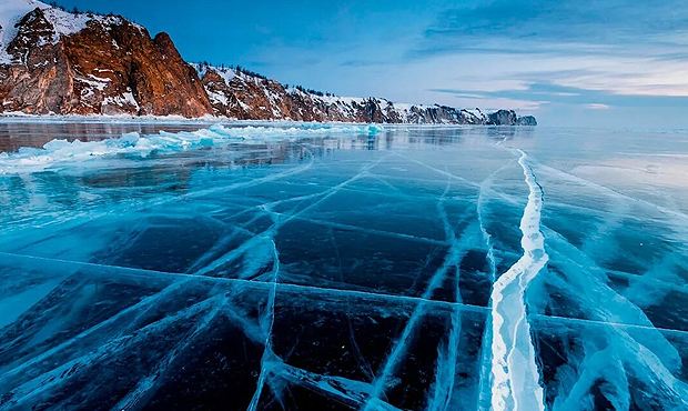 На озере Байкал под лед провалился внедорожник с иностранными туристами
