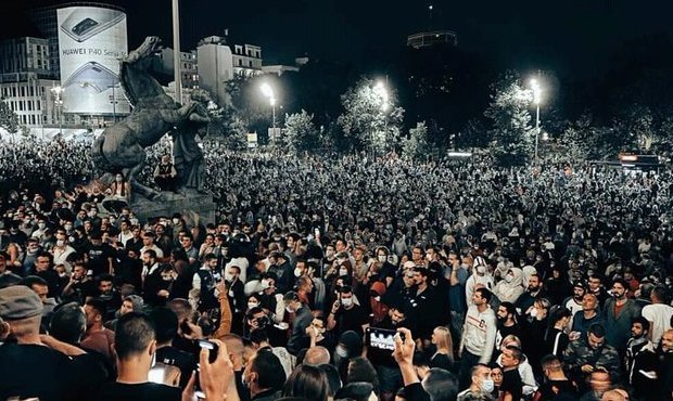 В Белграде тысячи сербов вышли на стихийный митинг после введения комендантского часа из-за коронавируса