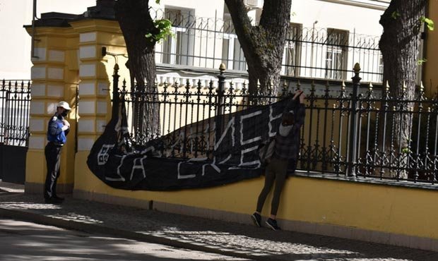 В Москве задержали участницу акции в поддержку защитников сквера в Екатеринбурге