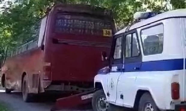 В Петропавловске-Камчатском рейсовый автобус сбил людей на остановке