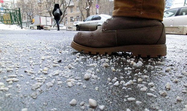 Госдума рассмотрит законопроект о запрете использования химических реагентов на тротуарах