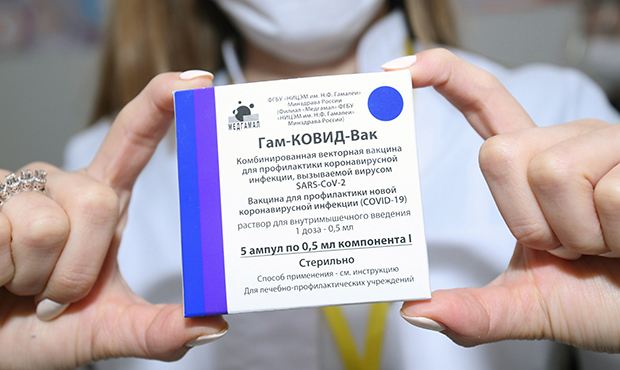 В Москве и Подмосковье ввели обязательную вакцинацию для чиновников и работников сфер услуг