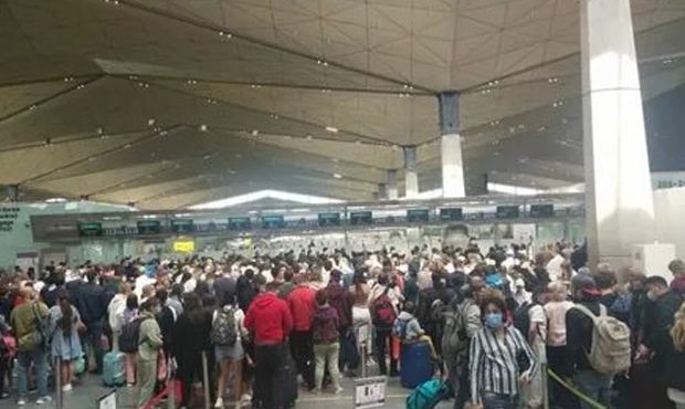 В аэропорту «Пулково» из-за нехватки сотрудников возникли огромные очереди на стойках регистрации