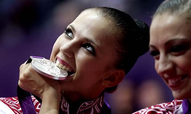 Организаторы Олимпиады попросили спортсменов перестать кусать медали