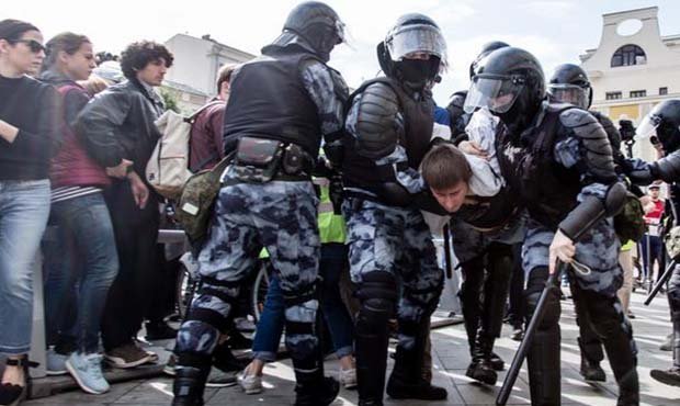 Правозащитники просят наказать силовиков за мат в адрес участников протестных акций