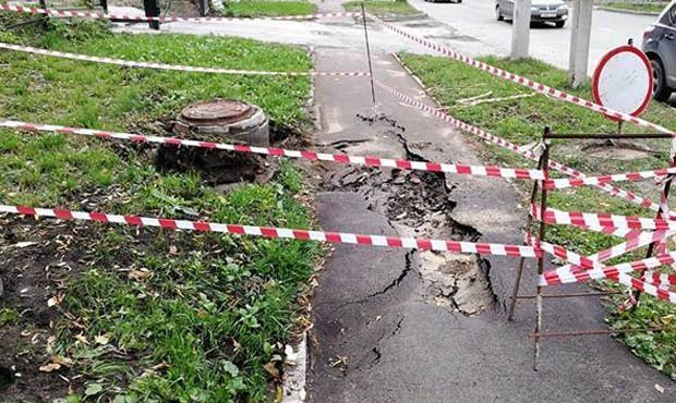 В Новосибирске женщина с ребенком провалилась в яму с кипятком