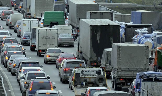 Грузовикам с 2021 года запретят ездить по Московской кольцевой автодороге