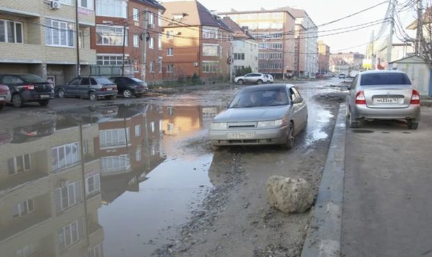 Жители кубанского поселка Российский подали в суд на чиновников из-за плохих дорог