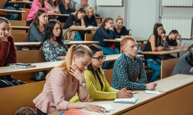 Минобрнауки предложило выплачивать студентам деньги на билеты домой и оплату жилья