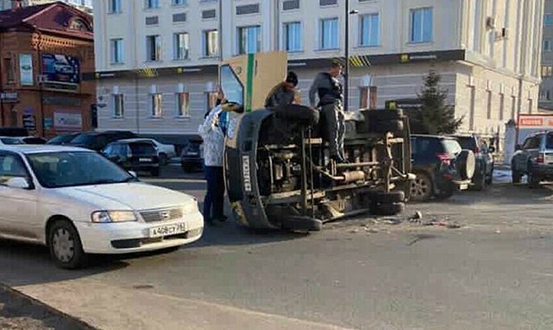 В Благовещенске сын местного министра на своем внедорожнике протаранил фургон инкассаторов