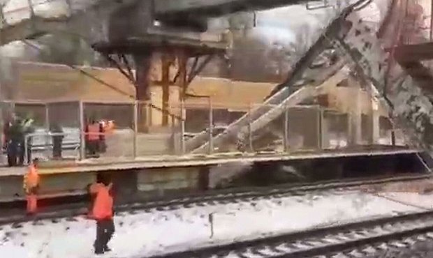 В подмосковных Химках часть пешеходного моста обрушилась на железнодорожные пути