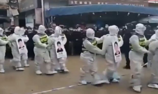В китайском городе нарушителей антиковидных правил провели «маршем позора» по улице 