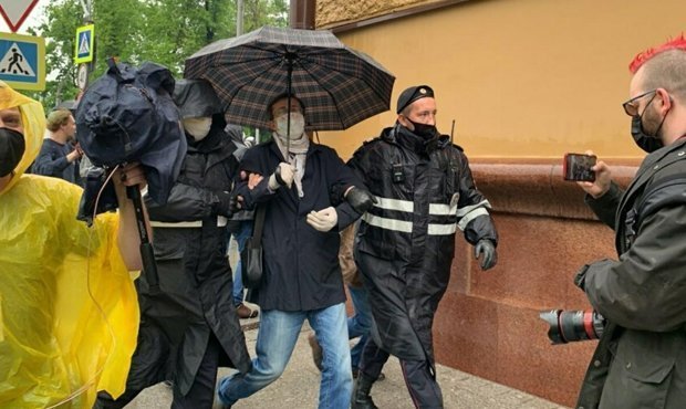 Amnesty International потребовала от главы МВД прекратить задержания участников одиночных пикетов