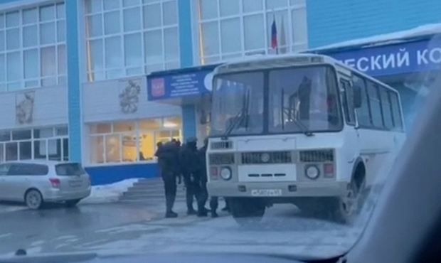В Южно-Сахалинске спецназ ворвался в спортивный клуб и уложил детей лицом в пол