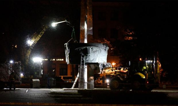 Во время сноса советских памятников в Даугавпилсе полицией Латвии задержаны 37 человек