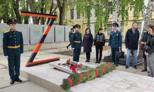 В День России в Екатеринбурге открыли памятник в форме латинского символа «Z», который сделан из рельсов