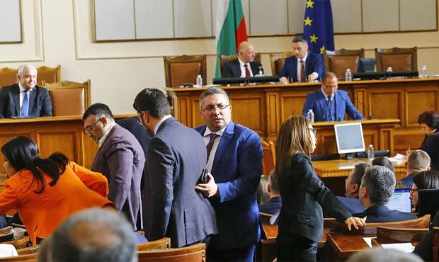 Парламент Болгарии поддержал отправку Украине тяжелого вооружения