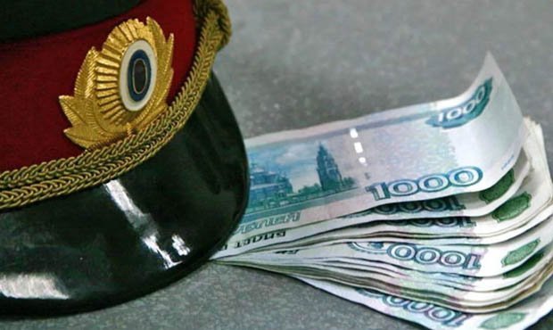 В Москве пойманный на взятке полицейский пытался съесть купюры