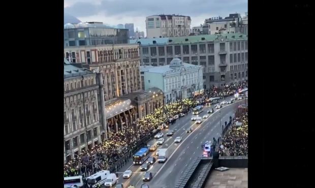 В Москве и Петербурге на акции солидарности с Навальным начались задержания