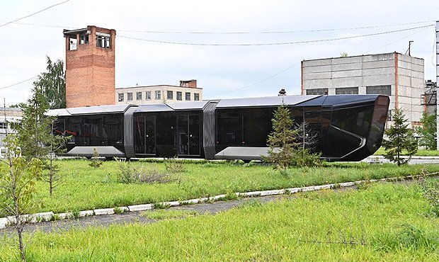 В промзоне Екатеринбурга обнаружили оказавшийся ненужным «зеркальный инновационный трамвай»