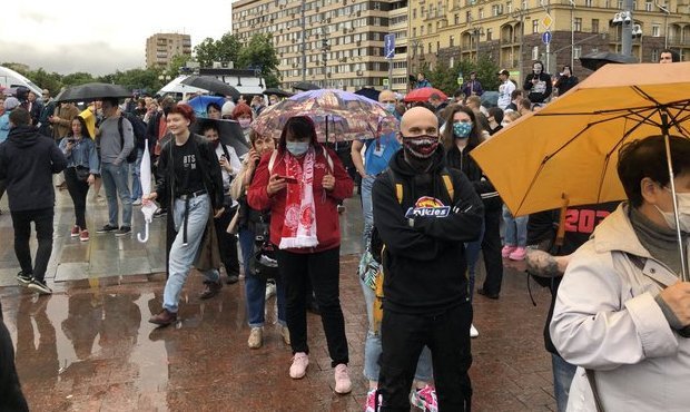 В Москве и Петербурге граждане выстроились в очередь для подписания иска об отмене поправок к Конституции