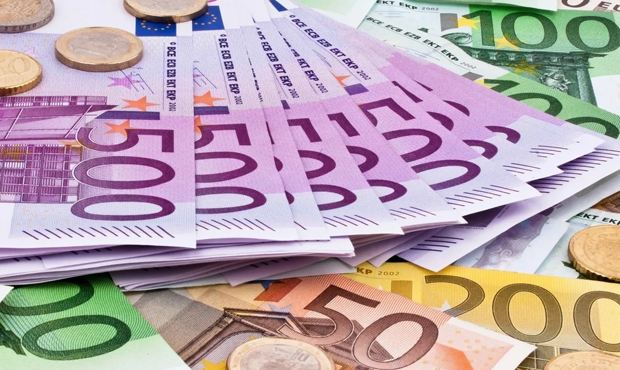 Биржевой курс евро после открытия торгов упал до 87 рублей, но позже поднялся до 93 рублей