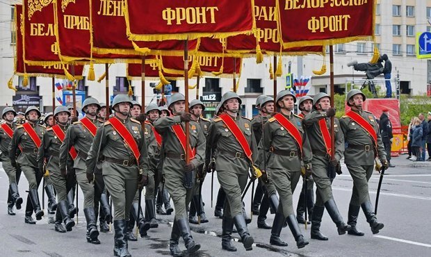 На Параде Победы в Москве солдат-срочник разбил стекло в микроавтобусе ФСО