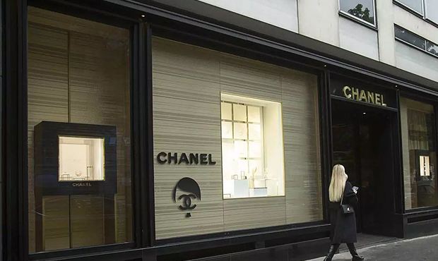 В Париже неизвестные обклеили бутики Chanel стикерами с изображением Гитлера