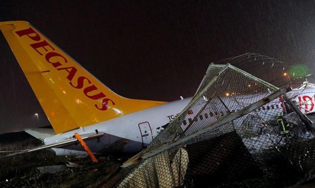 В результате аварийной посадки самолета Pegasus Airlines погибли три человека