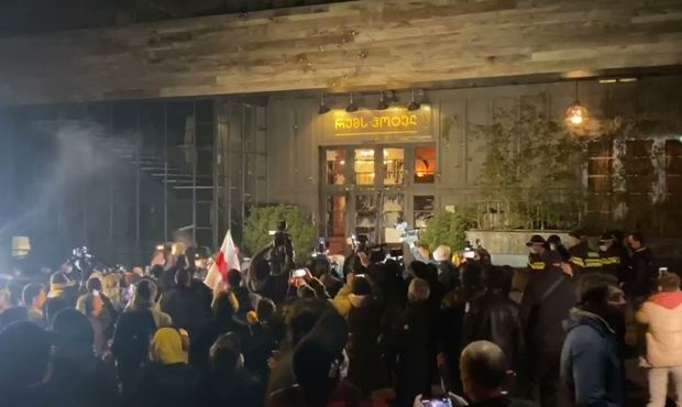 В Тбилиси активисты устроили митинг возле отеля, в котором остановился Владимир Познер