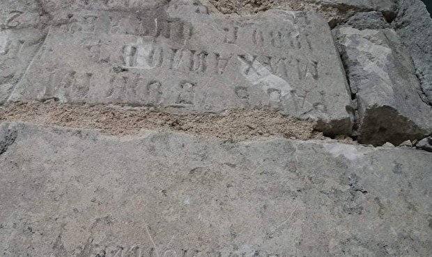 В Симферополе во время ремонта техникума обнаружилось, что здание было построено из надгробных плит