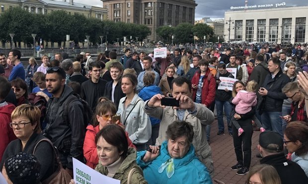 Участника протестного митинга в Петербурге обвинили в оскорблении Владимира Путина