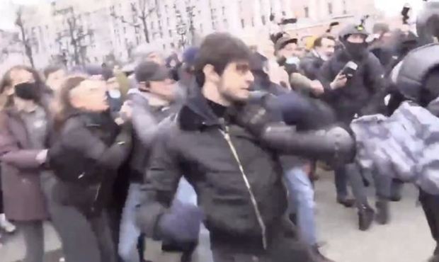 Подравшегося на митинге с омоновцами чеченца задержали в Псковской области