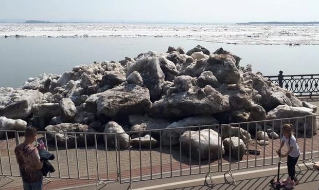 В Хабаровске во время ледохода «взбесившийся» лед пробил ограждение и атаковал набережную