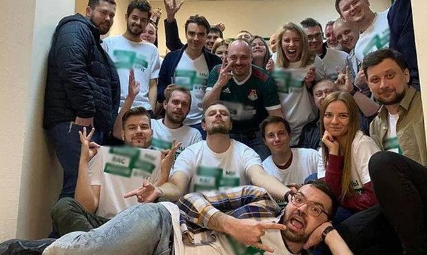 В ФК «Локомотив» 23 сотрудника одновременно уволились из-за футболки с матерной надписью
